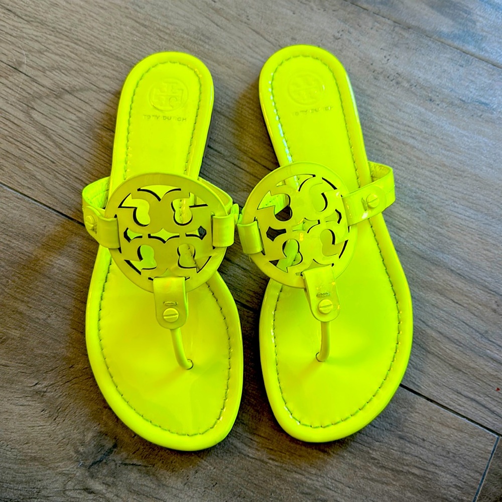 ⭐️⭐️TORY BURCH NEON YELLOW PATENT MILLER SANDAL IN SIZE 7.5M⭐️⭐️